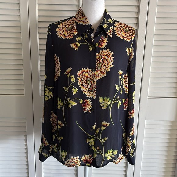 Cabi Daisy Blouse Button Down Top Floral Shirt 3250 Navy Yellow Size Medium - Picture 3 of 12